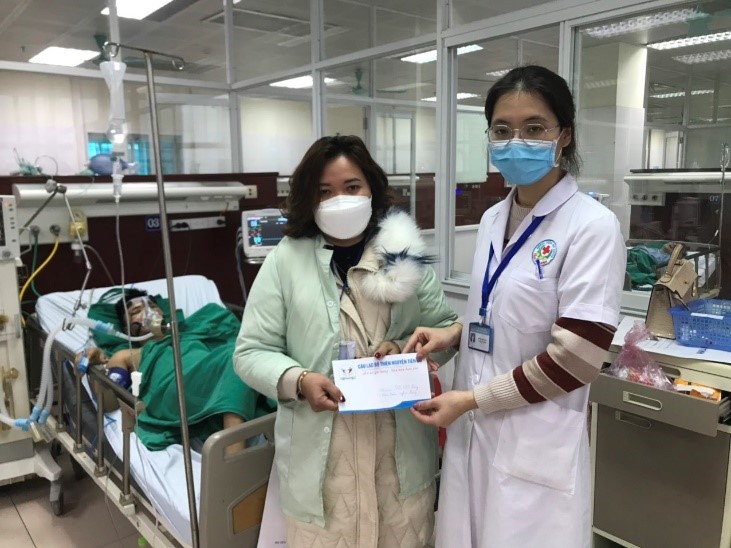 TRAO QUÀ CHO CÁC BỆNH NHÂN CÓ HOÀN CẢNH KHÓ KHĂN  NHÂN KỶ NIỆM 67 NGÀY THẦY THUỐC VIỆT NAM  (27/02/1955 – 27/02/2022)